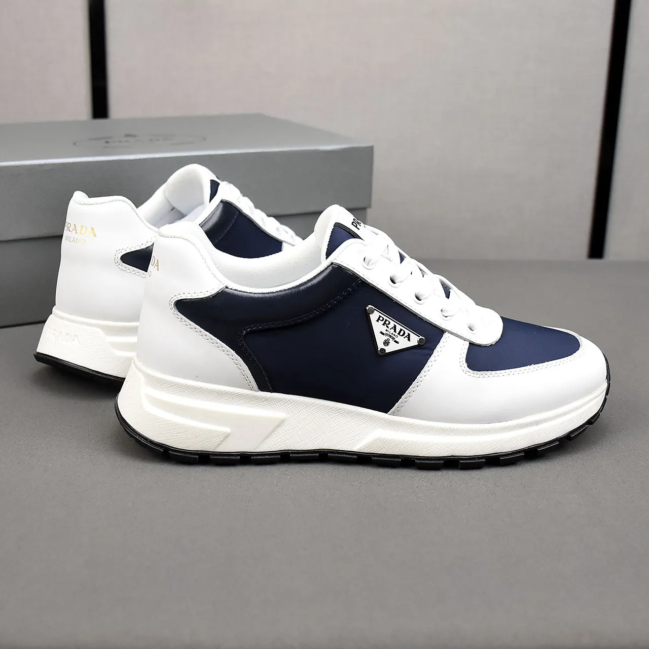 PP460👟👟👟Prada/Prada Prax men's series casual sports shoes Prax sports shoes combine style and comfort, with a unique sports design defined by exquisite materials and details. Fashionable, casual and versatile, it is decorated with an enameled triangle logo on the outside, a Prada Milano printed logo on the tongue, and a 2.5cm lightweight two-tone rubber sole for a comfortable wearing experience! Size: 38-39-40-41-42-43-44 standard leather shoe size